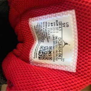 Jordan Max Aura 4 "Black/Gym Red/White" Grade School Boys' Shoe size 5Y